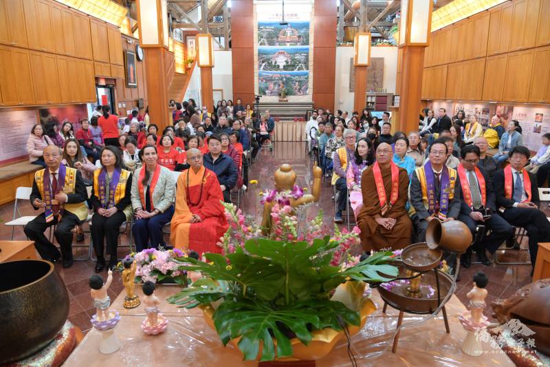 芝加哥佛光山舉行「慶佛誕報母恩」儀式全體合影留念