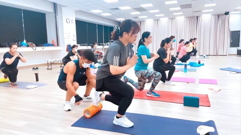 母親節將至，台中市運動局6日表示，將攜手台中各國民暨兒童運動中心，在母親節當天推出「家人同行、媽媽免費」的限時活動，讓媽媽可以免費使用健身房及游泳池。（台中市政府提供）