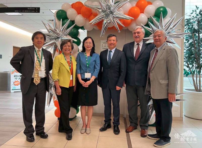 (左起)輔仁大學校友張文穎、陳景華、輔仁大學管理學院院長黃美祝、輔仁大學校長藍易振、UTD 管理學院院長 Dr.Pirkul及輔仁大學校友詹益明揭牌