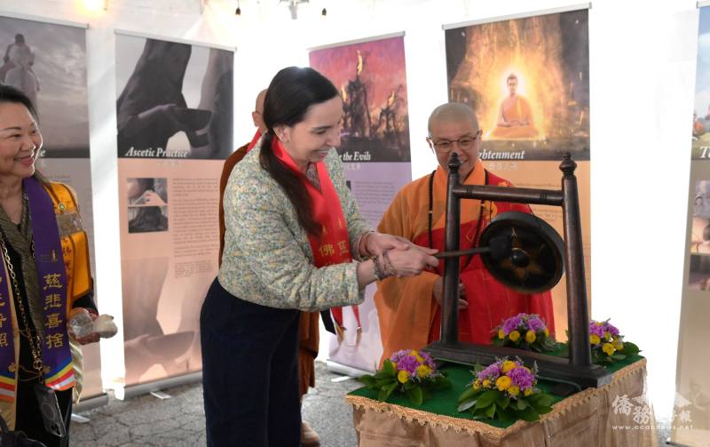 Anne Stava-Murray敲鐘