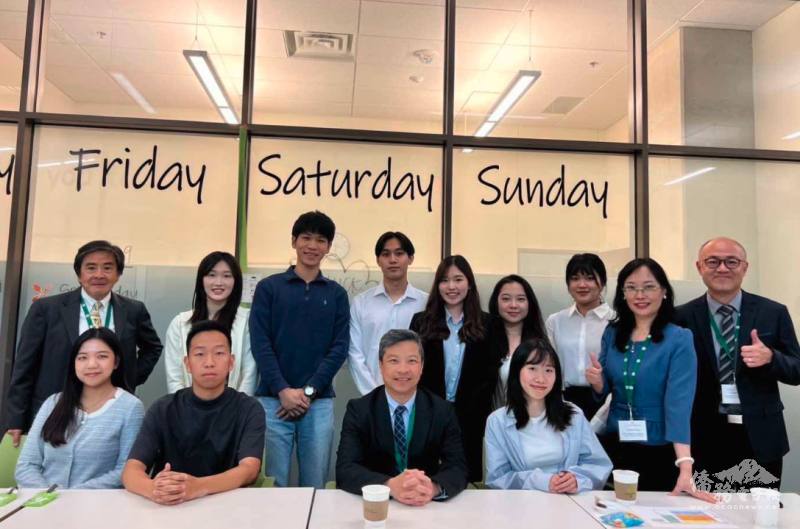 藍易振與UTD在校的輔大校友及獎學金接受者互相交流時間