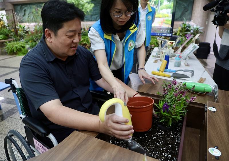 農業部台中區農業改良場開發3類共10款園藝療育工具，6日記者會也展示方便好握的園藝工具、友善園藝裝置類的木作植栽台、操作桌，及感官趣味器具萬花筒