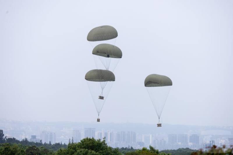 軍品自機艙滑出後，依預定軌跡降落於目標區。（青年日報提供）