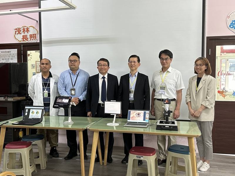 數發部6日率團到高雄市茂林區衛生所視察電信業者建置研發的5G遠距診療平台。圖為數發部長黃彥男（右3）、遠傳電信網路技術暨營運群區域維運處副總經理盧祖耀（左3）、國衛院生醫工程與奈米醫學研究所副所長廖倫德（左2）