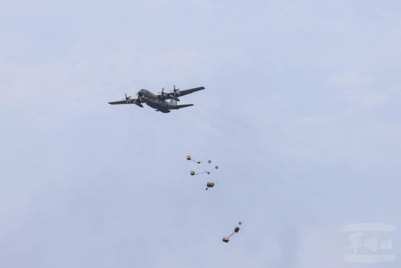 C-130運輸機空投軍品至指定著陸區。（青年日報提供）