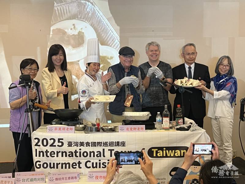 兩位國際友人Frank Sinatra與Richard Gianforte也親身體驗製作刈包