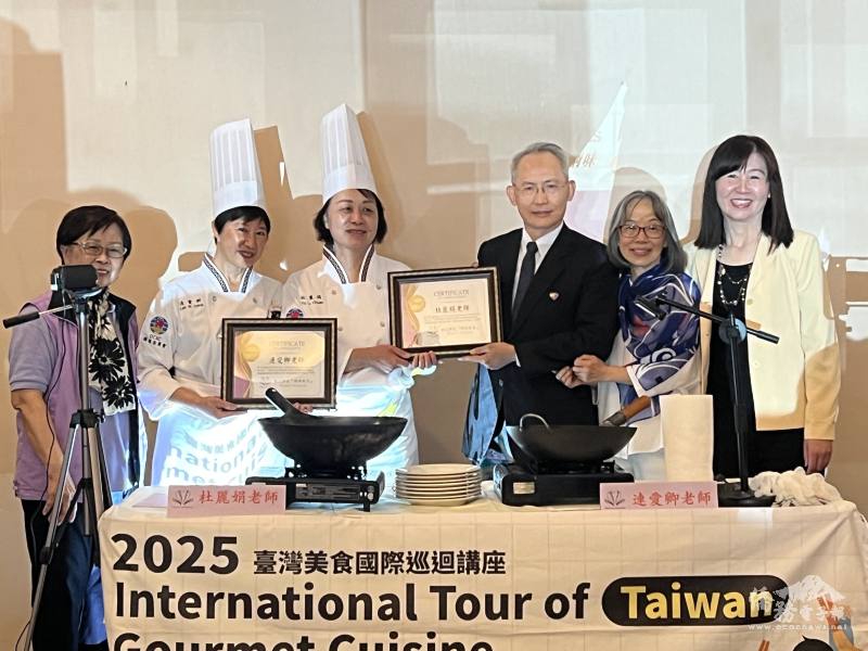 金山灣區媽媽教室致贈感謝狀給連愛卿(左二) 、杜麗娟(左三)兩位老師