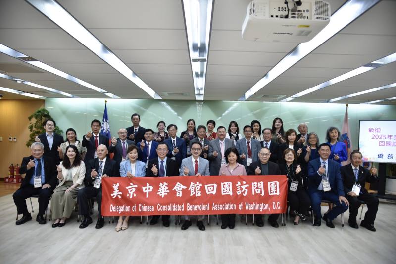 僑務委員會副委員長阮昭雄(前排中間) 與美京中華會館回國訪問團合影