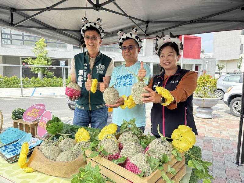 雲林縣崙背鄉公所10日將舉辦「2025崙背鄉洋香瓜暨牛奶節」，鄉長李泓儀（中）、民進黨雲林縣議員洪如萍（右）及蔡永富（左）7日為活動宣傳