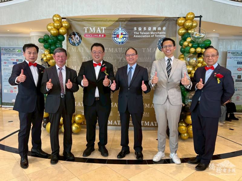 駐加拿大代表處大使曾厚仁(右3)應邀出席