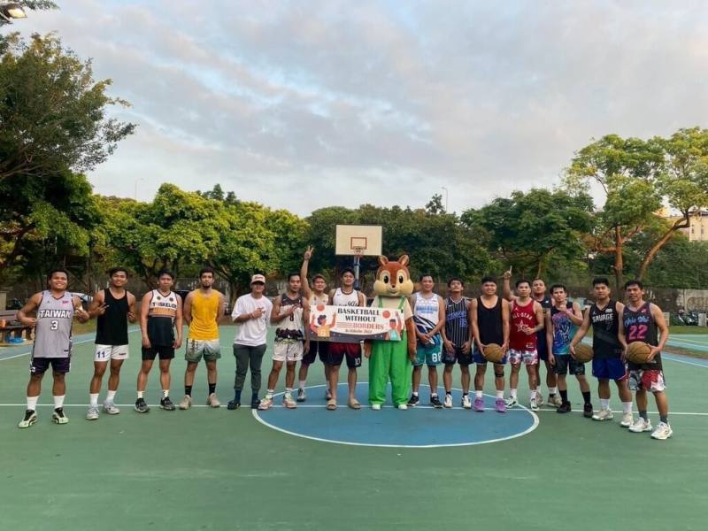 國立清華大學將於6月7、8日在新竹縣竹北市星際籃球場辦理大新竹移工籃球賽，除協助移工抒發身心壓力，也盼能促進文化融合。圖為清大日前邀移工進行籃球聯誼活動時合影。（清華大學運動事業及政策中心提供）