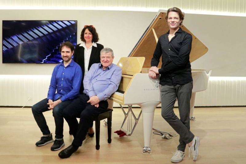 「大衛．弗萊與朋友們－巴赫經典鍵盤協奏曲計畫」音樂會9日在台北國家音樂廳登場，由法國鋼琴家大衛．弗萊（David Fray）（右1）策展、指揮，攜手巴黎高等音樂院師徒同台演出。（新象提供）