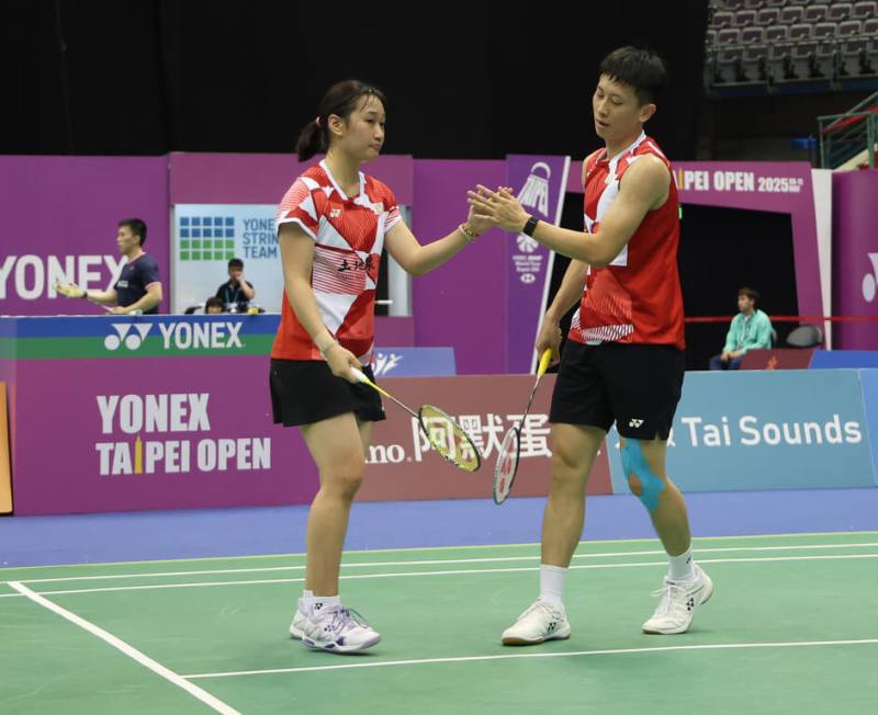 世界羽球總會（BWF）超級300系列的台北羽球公開賽6日在台北小巨蛋正式點燃戰火，榮膺混雙第3種子的台灣新生代組合陳政寬（前右）、許尹鏸（前左），在首輪以直落二擊敗新加坡組合，順利挺進混雙16強。（羽協提供）