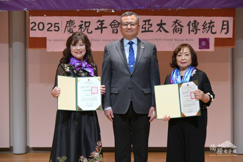 類延峰(中)代表頒發僑務顧問證書予呂瑞玉(右) 及王慶敏(左)