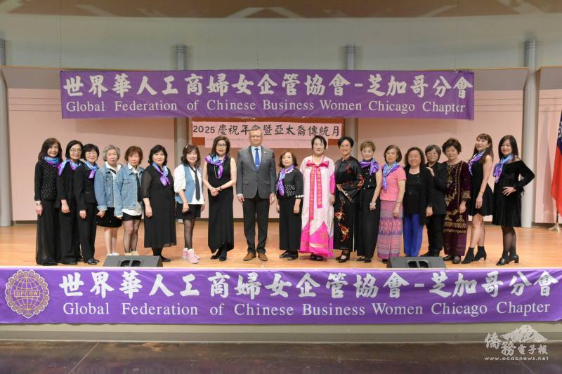 類延峰(中) 與世華姊妹們合影留念