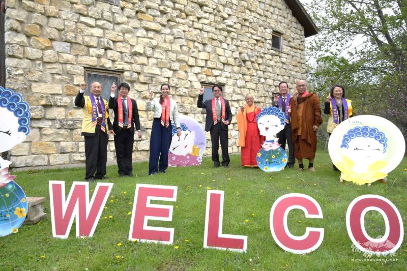 (左起) 佛光山督導周邁平、文教中心主任蔡季穎、伊利諾州眾議員Anne Stava-Murray、駐芝加哥辦事處組長舒俞敬、佛光山住持永瀚法師、芝加哥佛光會會長王克英、緬甸Bhante Ukkamsa法師及佛光山督導黃于紋合影