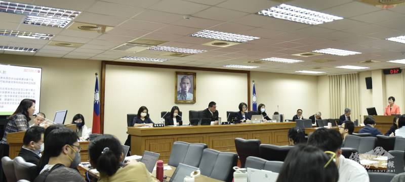 立法院邀請僑務委員會、經濟部及國家發展委員會，以「美國對等關稅政策對僑臺商全球布局之挑戰，及我政府協助僑臺商之具體策略與措施」進行專案報告