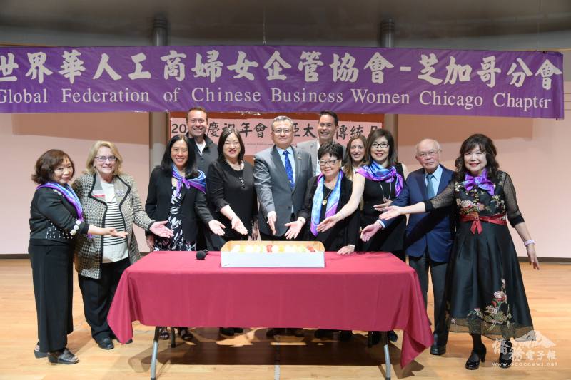 世華芝加哥分會會長傅惠芬(右三) 、創會會長呂瑞玉(左一) 、駐芝加哥辦事處處長類延峰(中) 與貴賓切蛋糕合影留念