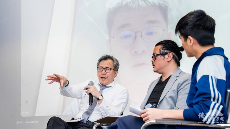 映後座談以柏林視訊臺北的連線方式進行。由左至右為為二二八國家紀念館執行長藍士博（投影影像）、駐德代表大使謝志偉、主持人Crissian Chen與口譯Fritz Tsai。