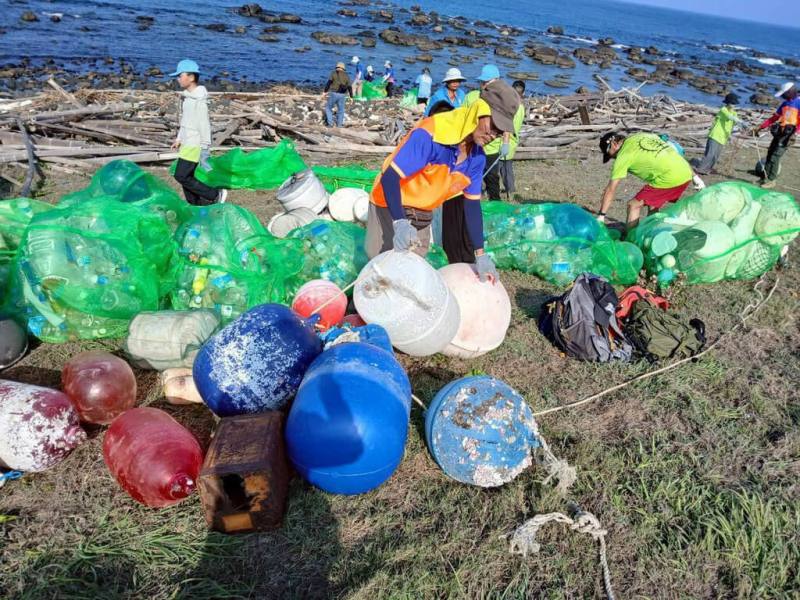 內政部國家公園署海洋國家公園管理處辦理「向海致敬」春季淨灘活動，自5日起一連3天在東吉嶼展開，共清理出近900公斤海漂垃圾。（海洋國家公園管理處提供）