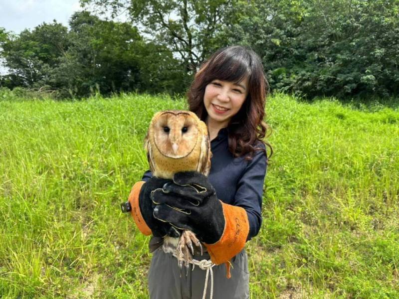 以校園野生生物為主題的紀錄片「我的動物同學」7日盛大首映，片中主持人白心儀（圖）笑說，她應該是參與動物野放最多的媒體人了，還被野生動物保育團體封為最佳「放鳥人」。（三立提供）