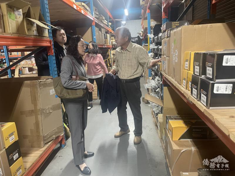 駐開普敦辦事處處長陳瑩莉在負責人等人引導下參觀公司集貨倉儲及發貨中心