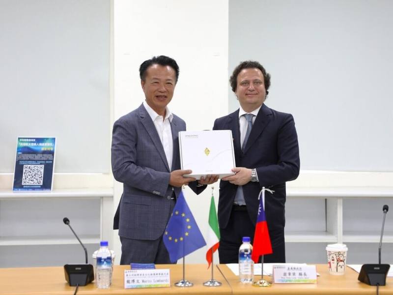 義大利經濟貿易文化推廣辦事處代表龍博文（Marco Lombardi）（右）與歐洲半導體業者8日參訪亞洲無人機AI創新應用研發中心，嘉義縣長翁章梁（左）出面接待，雙方互贈禮品。（嘉義縣政府提供）
