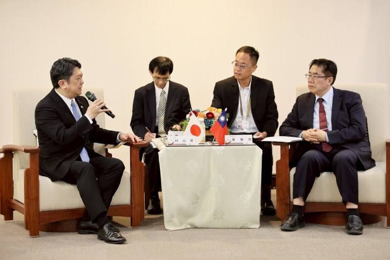 日本金澤市長村山卓（左1）8日拜會台南市長黃偉哲（右1），討論金澤市學生修學旅行相關事，村山卓下午也將參加出身金澤市、烏山頭水庫及嘉南大圳建造者八田與一追思會。（台南市政府提供）