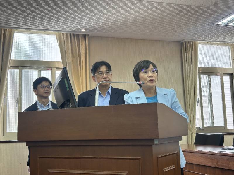 內政部長劉世芳(右)、內政部營建署署長吳欣修(中)8日到立法院內政委員會備詢