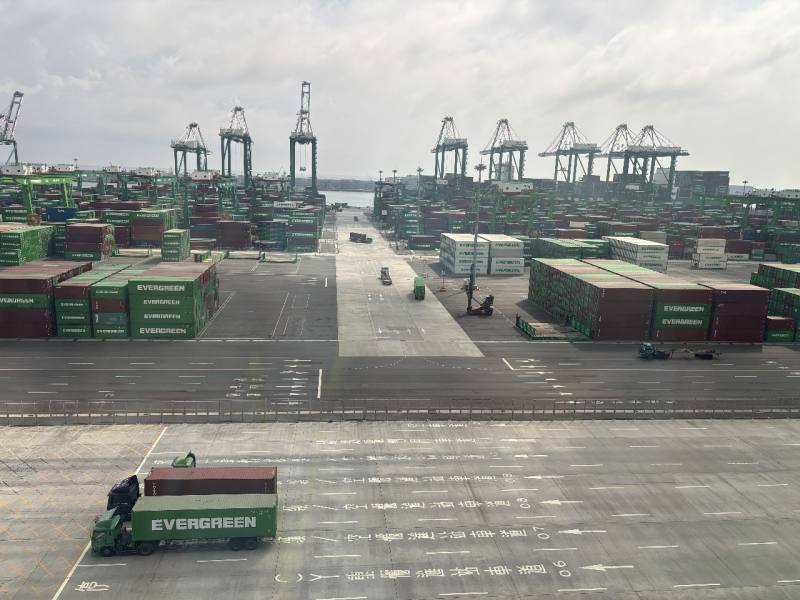 140公頃的高雄港第七貨櫃中心，目前只剩大貨車及堆高車需要人員進入駕駛操作，其他都能在中控中心完成