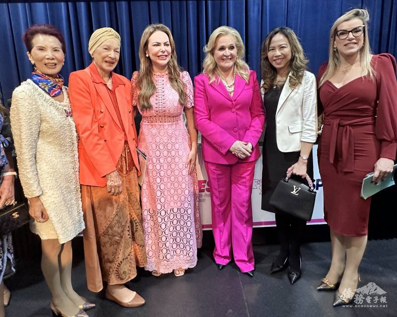 駐聖保羅辦事處處長朱怡靜（右二）與聖保羅州第一夫人協會新任會長Regina Nunes（左三）、聖保羅州女市長及副市長協會新任會長Ana Karin（右三）及顧問支黃秀莉（左一）等貴賓合照