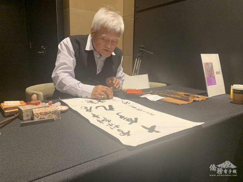 孫大川提筆揮毫送來賓