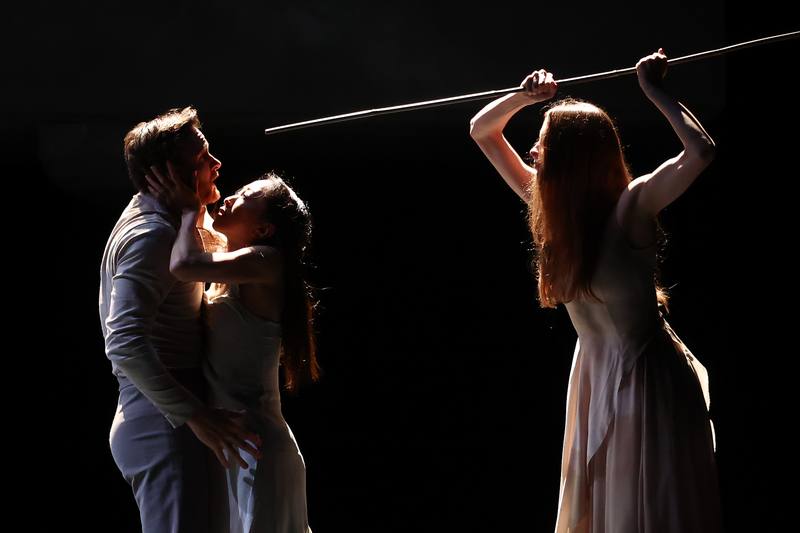 英國編舞家阿喀郎．汗（Akram Khan）攜手英國國家芭蕾舞團打造經典芭蕾舞劇「吉賽兒」，將首度來台於國家戲劇院登場，7日舉行彩排記者會，呈現劇中精彩片段