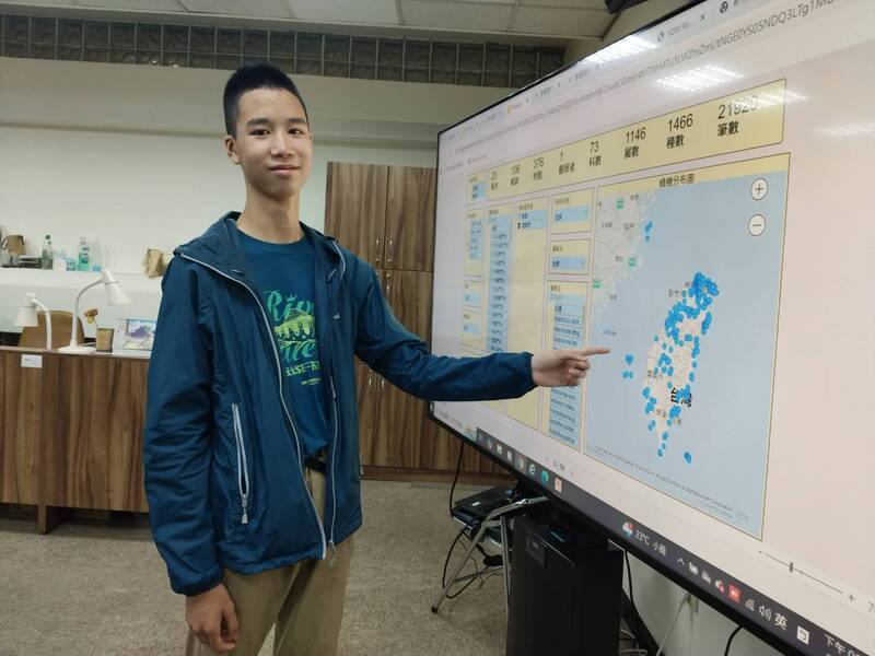 農業部生物多樣性研究所7日舉行記者會，介紹「台灣飛蛾資訊分享站」，仍是國中生的曾粲然（圖）也出席，對觀察蛾極有興趣的他，拍攝蛾的足跡已遍及全台及外島，並提供相關資料給生多所