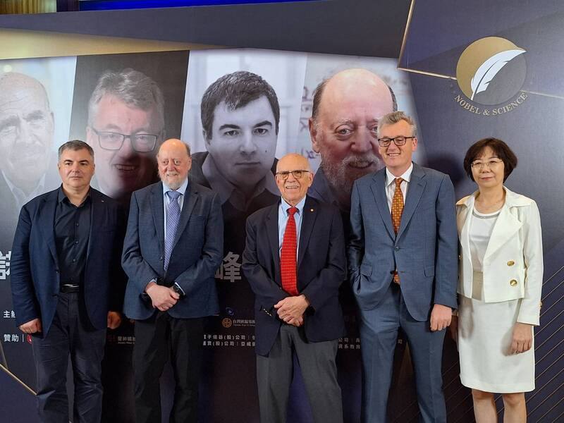 2025諾科獎台北峰會「超級貴賓之夜」7日晚間登場，諾貝爾物理獎得主康斯坦丁．諾沃肖洛夫（Konstantin Novoselov）（左起）、圖靈獎得主傑克．唐加拉（Jack Dongarra）、諾貝爾生醫獎得主路易斯．J．伊格納羅（Louis J. Ignarro）、戴維．麥克米倫（David W.C. MacMillan）等人出席合影