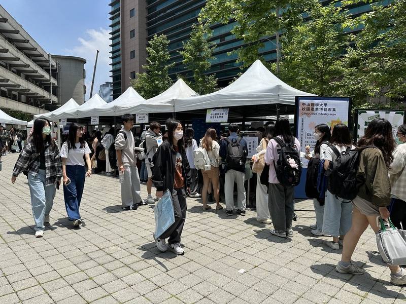 中山醫學大學8日舉辦醫療科技博覽會及創業經驗交流會，邀請企業共探創業與職涯新契機，逾50家企業廠商入校設攤，透過面對面交流，協助學生掌握產業最新動態