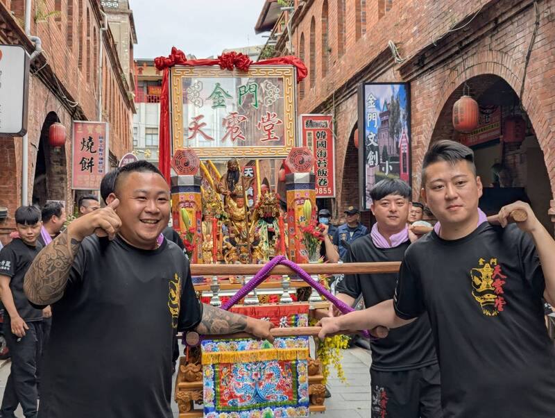 農曆4月12日是金門浯島迎城隍「正日」，為慶賀浯島城隍遷治345週年，8日由金門天震堂等團體組成的慶賀團在金城展開遶境，提前為城隍爺出巡暖身