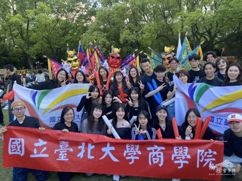 來自臺灣的學生一起參加活動