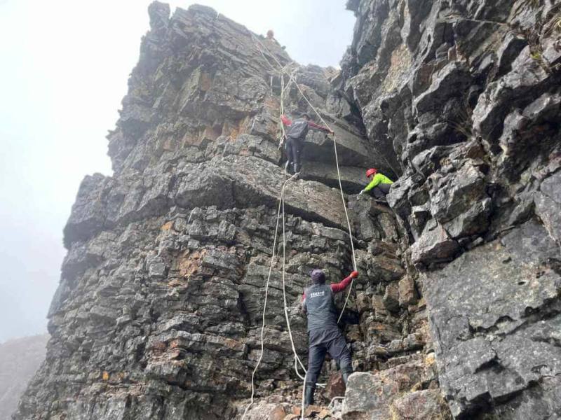 雪山主峰與大霸尖山間的「聖稜線」為雪霸國家公園內難度最高、吸引眾多山友挑戰的登山路線，雪霸國家公園管理處處長林文和日前進行走動式管理，親率員工及保育員展開5天4夜聖稜Y線步道巡查工作。（雪霸國家公園管理處提供）
