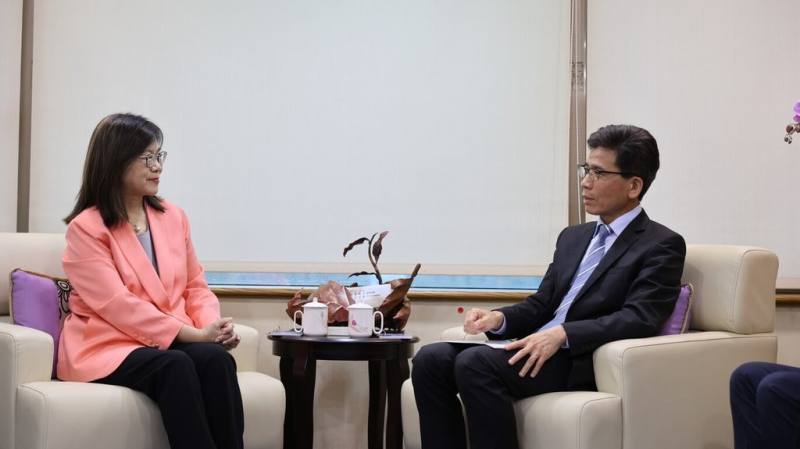 海洋委員會主委管碧玲（左）7日率員拜會金融監督管理委員會主委彭金隆（右），雙方舉行「雙首長海洋ESG交流會議」，就綠色永續金融與海洋保育議題對談交流。（海洋委員會海洋保育署提供）
