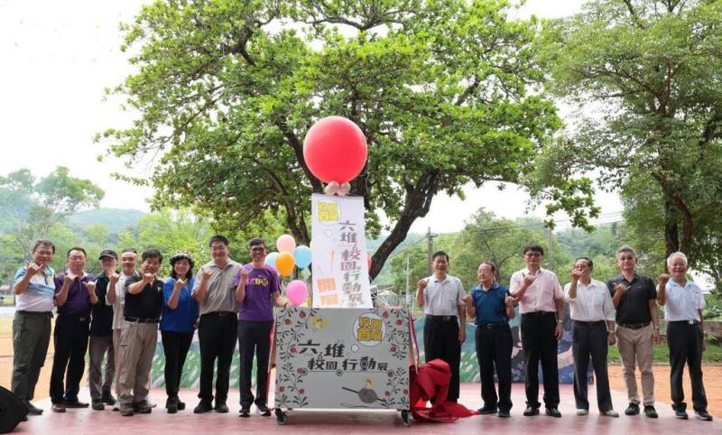 客家委員會客家文化發展中心策劃「客家走入校園」行動展，首展7日在高雄市美濃區龍肚國小開展，現場由揭開送給校園兒童的神祕禮物箱。（客家委員會客家文化發展中心提供）