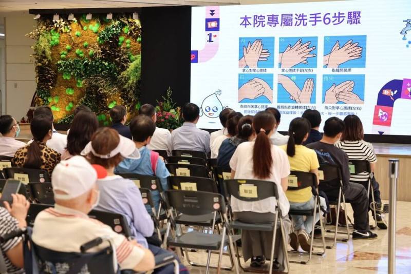 台北榮總響應世界衛生組織（WHO）年度「世界手部衛生日」，6日舉辦「齊心築防線、聯手護健康」活動，提醒正確洗手步驟。（台北榮總提供）