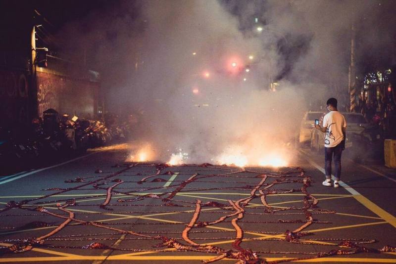 桃園市政府規範民俗活動噪音的行政措施9日將公告上路，未來宮廟遶境等活動經過人口密集社區所在街廓道路時，需暫停噪音行為。（桃園市環保局提供）