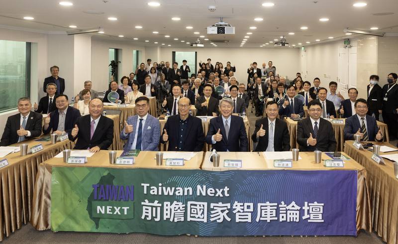 Taiwan Next前瞻國家智庫成立大會7日下午在張榮發基金會舉行，經濟部長郭智輝（前右3）、環境部長彭啓明（前左2）受邀出席，現場與會來賓一同合影留念