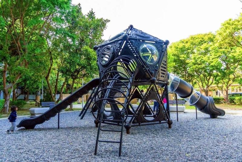 位於新竹縣竹北市六家五路一段的生肖公園近日啟用全新遊具，黑色外觀如同太空艦艇「星際戰艦」。（竹北市公所提供）