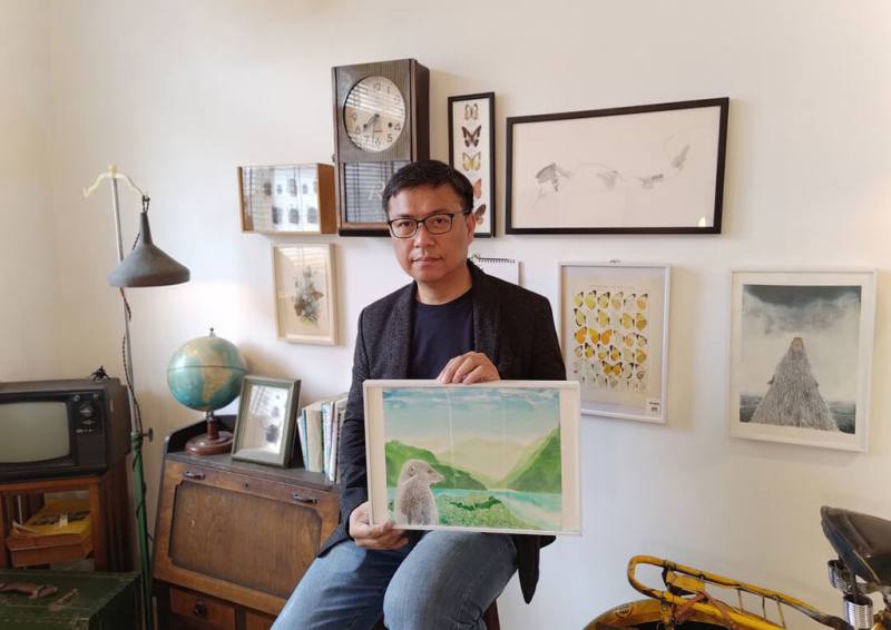 作家吳明益（圖）首度創作圖畫故事書「三隻腳的食蟹獴與巨人」，將串聯全台獨立書店舉辦巡迴畫展，近期開放預購，5月底正式出版。（©吳明益提供）