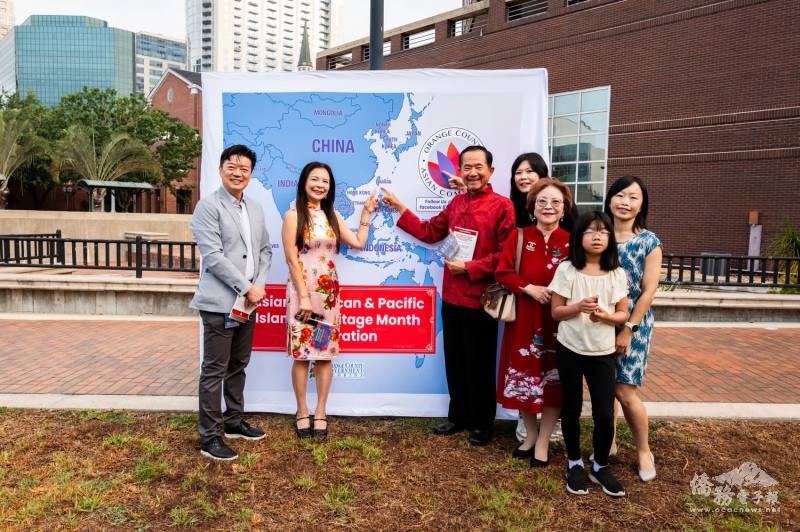 亞太裔傳統月慶祝背板，人人興奮指著自己的國家