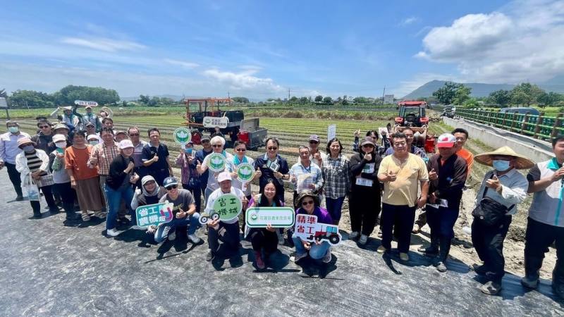 花蓮吉安四寶之一的韭菜種植工法特殊，只能仰賴大量人力作業，但因農業缺工減產。花蓮區農業改良場開發一系列「白頭韭菜省工機械」盼輔助農友，8日舉辦示範觀摩會。（花蓮區農業改良場提供）