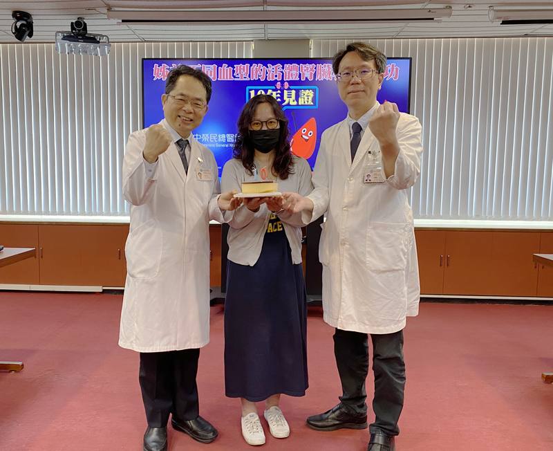 因病導致腎衰竭的謝小姐（中）在台中榮總透過免疫抑制療法接受不同血型的弟弟捐贈活體腎臟，術後至今已逾10年腎臟功能皆正常，8日她現身台中榮總，和副院長吳杰亮（左）、腎臟科主任游棟閔（右）同慶