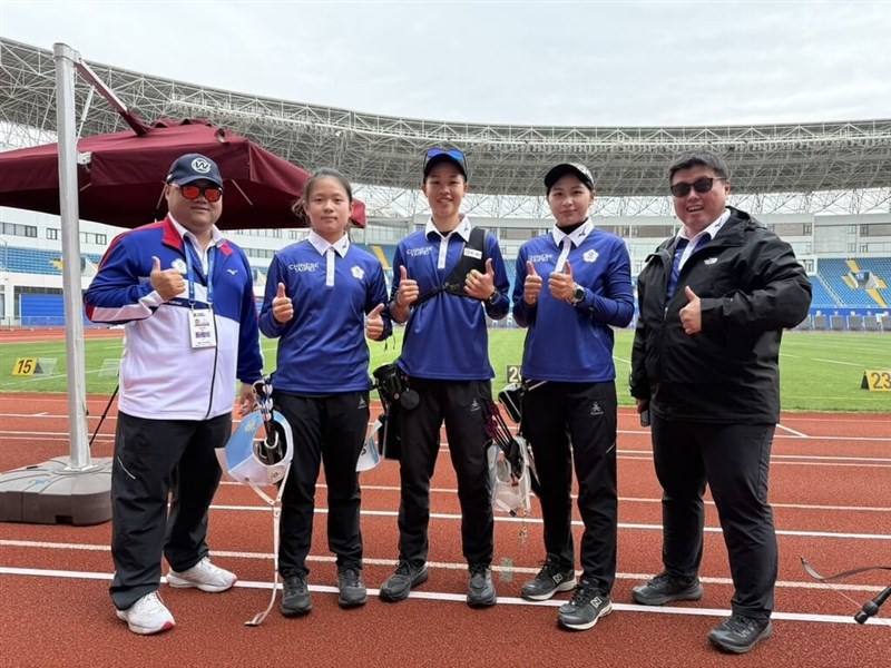 Paris Olympian Li Tsai-chi (second left), Kuo Tzu-ying (second right), and Shih Meng-chun (center) pose with their coaches on Thursday. Photo courtesy of Chinese Taipei Archery Association